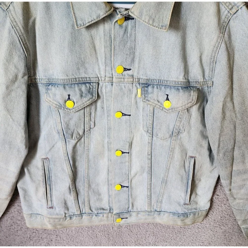 Levi’s Type 3 Light Wash Blue Denim Yellow Metal Button Up Trucker Jacket Size M